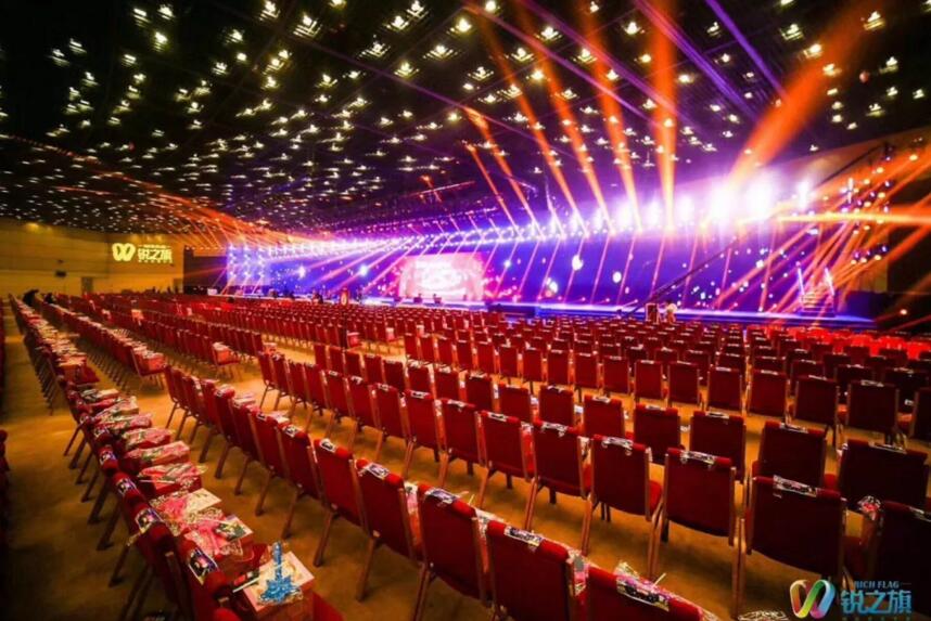 公司年会我中了千元大奖,半夜,前女友突然发来信息……