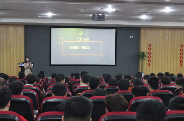 1552974608334351.jpg 配图3 各学科老师参加典礼.jpg