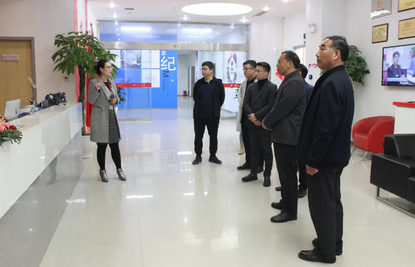 1553233942520424.jpg 配图2 郎书记一行对云和数据进行了参观.jpg