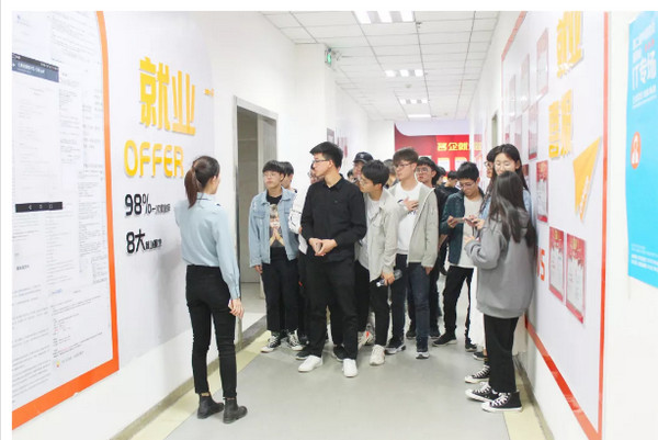 1554256579673432.jpg 配图2 郑州信息科技职业学院百余师生来到云和数据参观学习.jpg