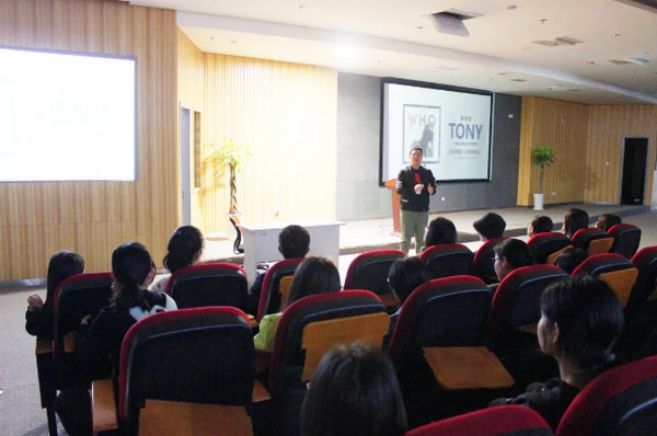 1556504285355551.jpg 配图5 安阳师范学院师生一行来云和数据参观学习.jpg