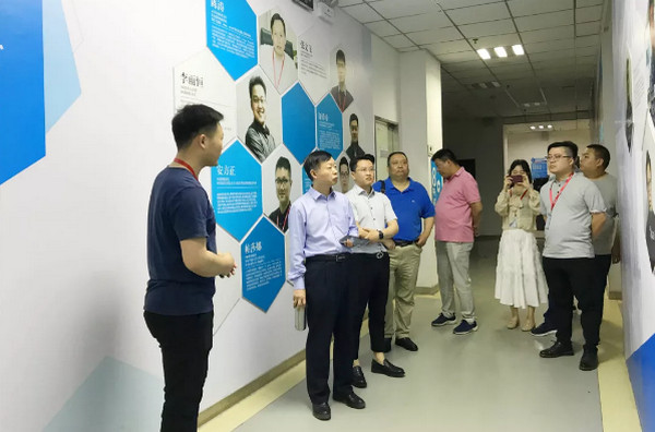 1558408114622420.jpg 配图5 河南科技学院新科学院领导莅临云和数据参观交流.jpg