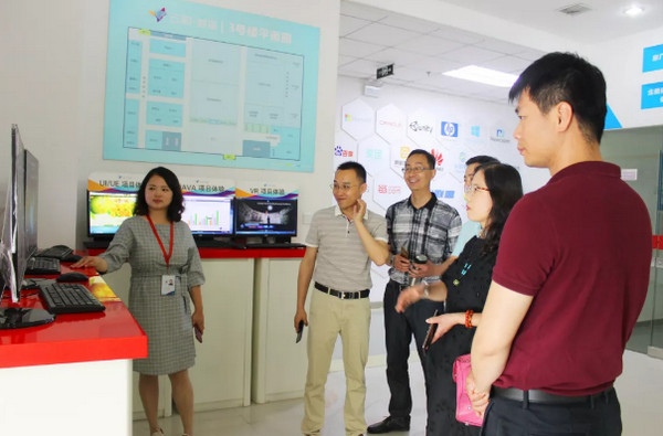 1558506065329067.jpg 配图3 河南轻工职业学院(嵩山路校区)领导莅临云和数据参观考察.jpg