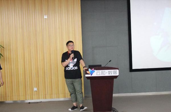 1558677261432087.jpg 配图7 热烈欢迎新乡学院计算机学院师生来到云和数据参观学习.jpg