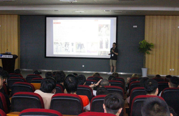 1560732277770634.jpg 配图2 郑州西亚斯国际学院继教院师生一行来云和数据参观学习.jpg