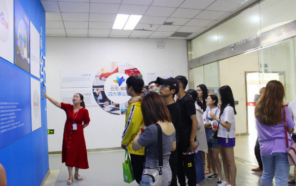 1560732299768143.jpg 配图5 郑州西亚斯国际学院继教院师生一行来云和数据参观学习.jpg